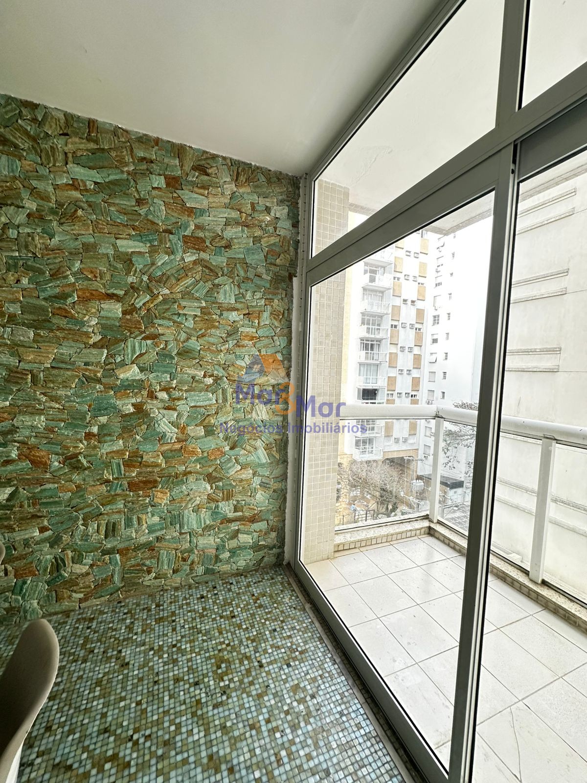 Apartamento na Praia das Pitangueiras, Guarujá - SP