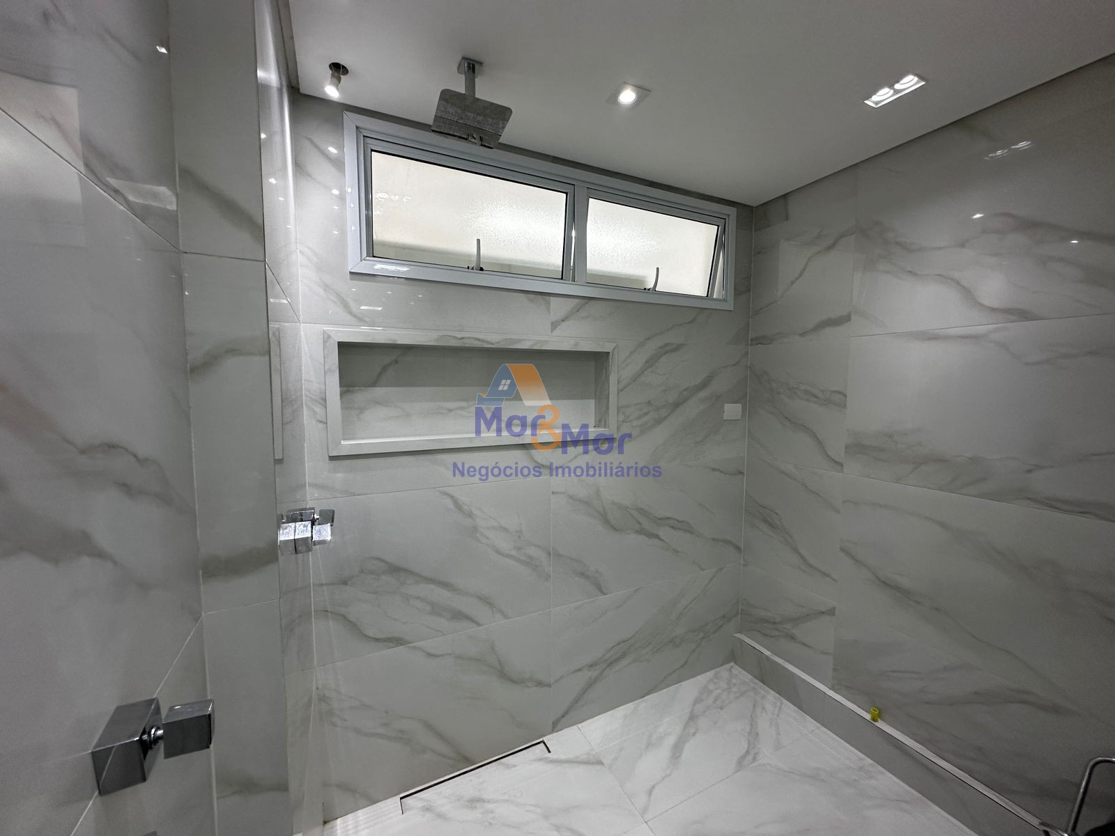 Apartamento Frente ao Mar nas Pitangueiras, Guarujá - SP