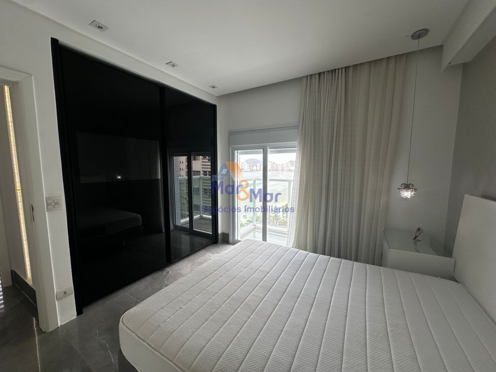 Apartamento Frente ao Mar nas Pitangueiras, Guarujá - SP