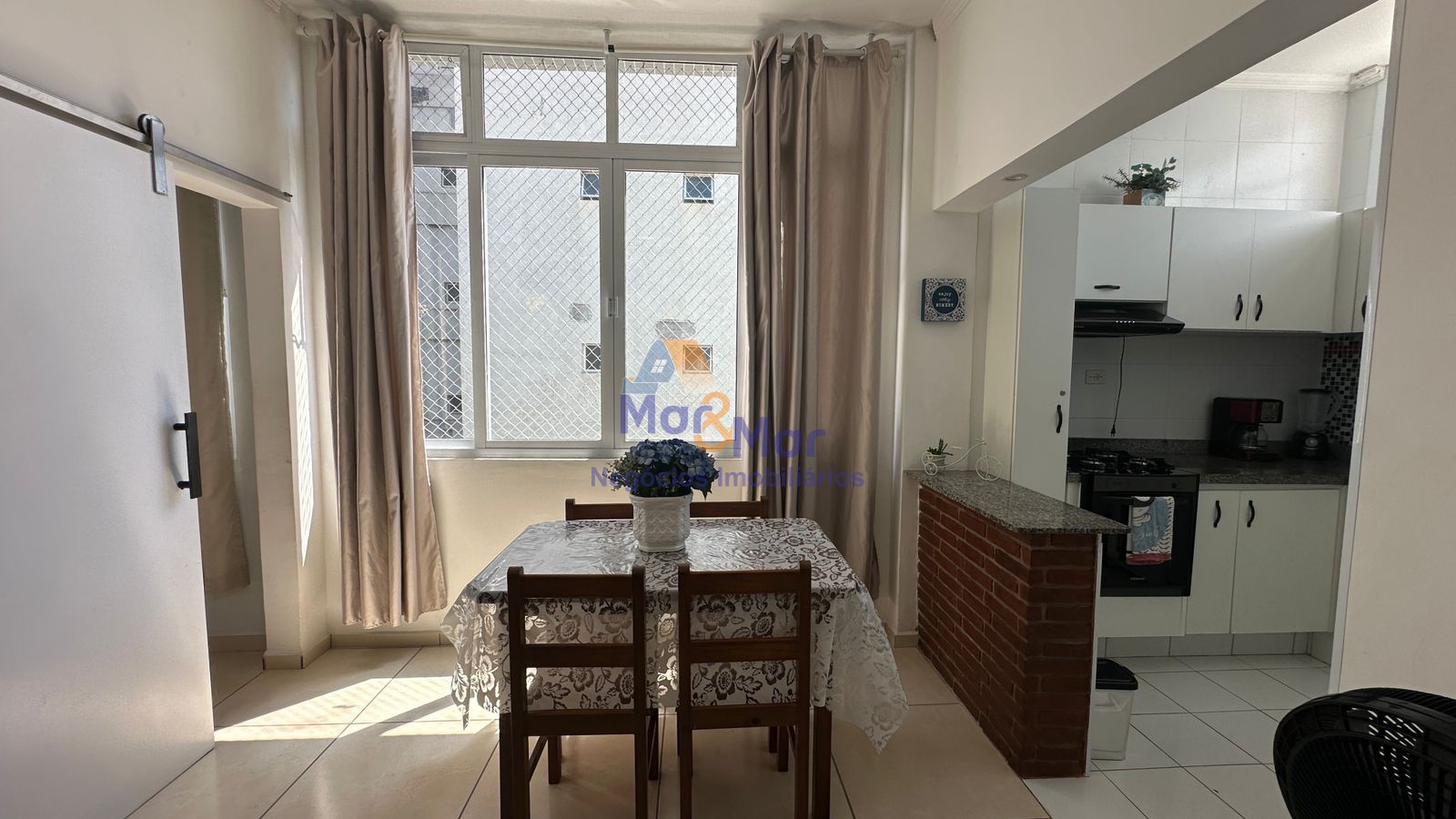Apartamento na Praia das Pitangueiras, Guarujá - SP