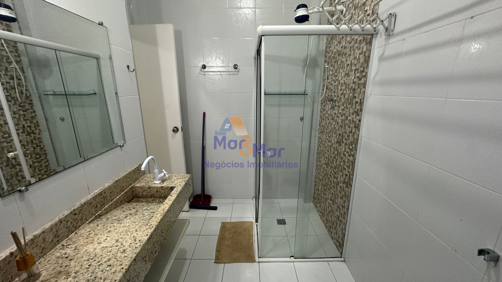 Apartamento na Praia das Pitangueiras, Guarujá - SP
