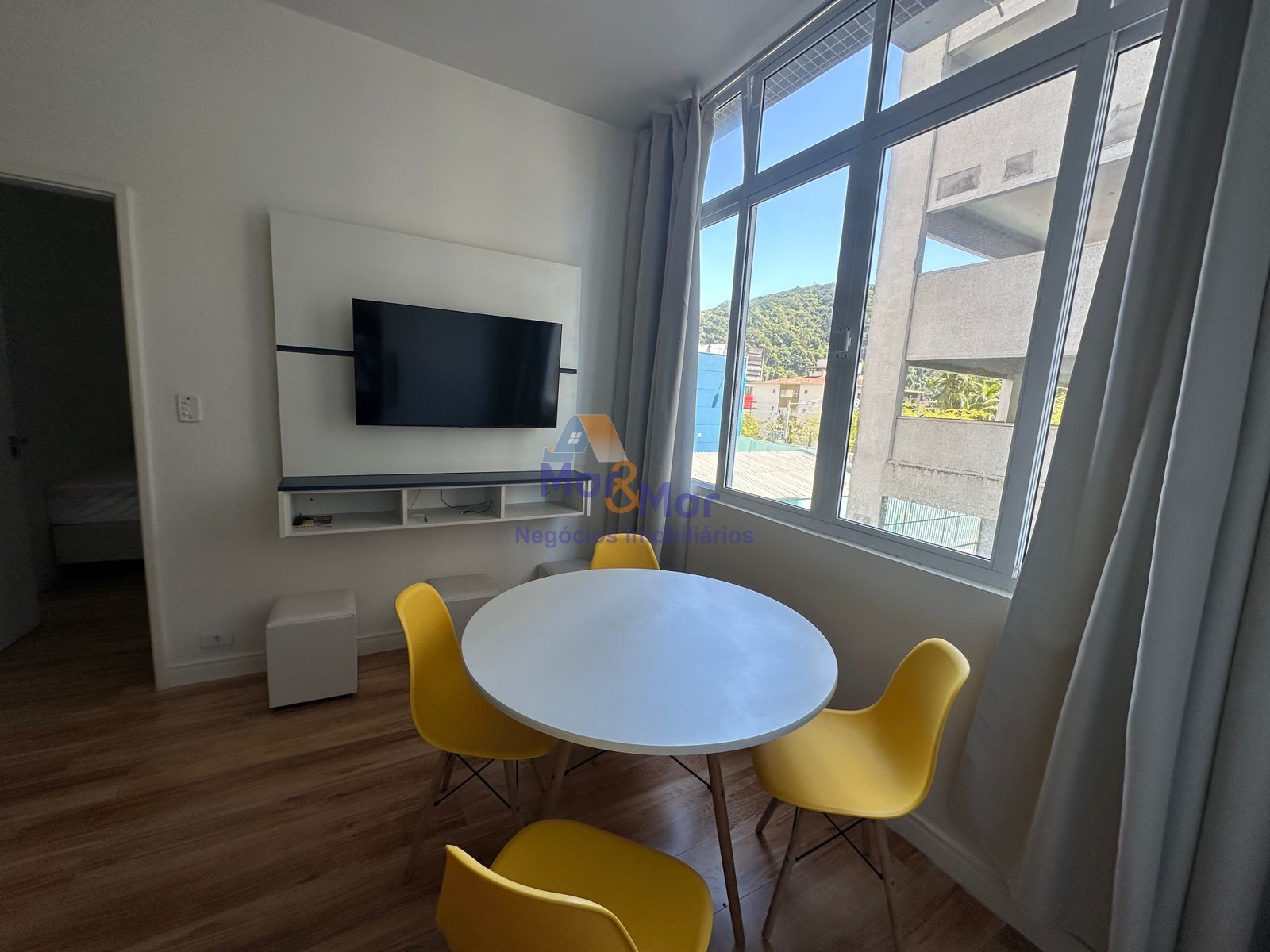 Apartamento na Praia das Pitangueiras, Guarujá - SP