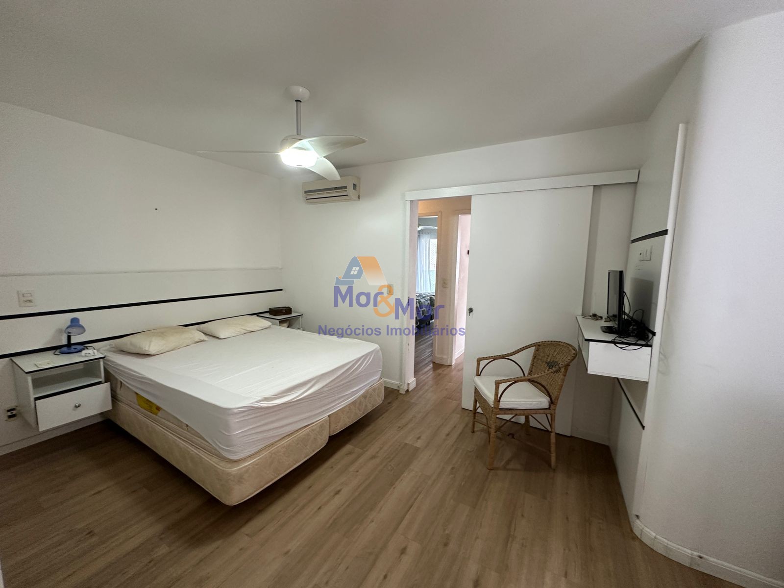 Apartamento na Praia das Pitangueiras, Guarujá - SP