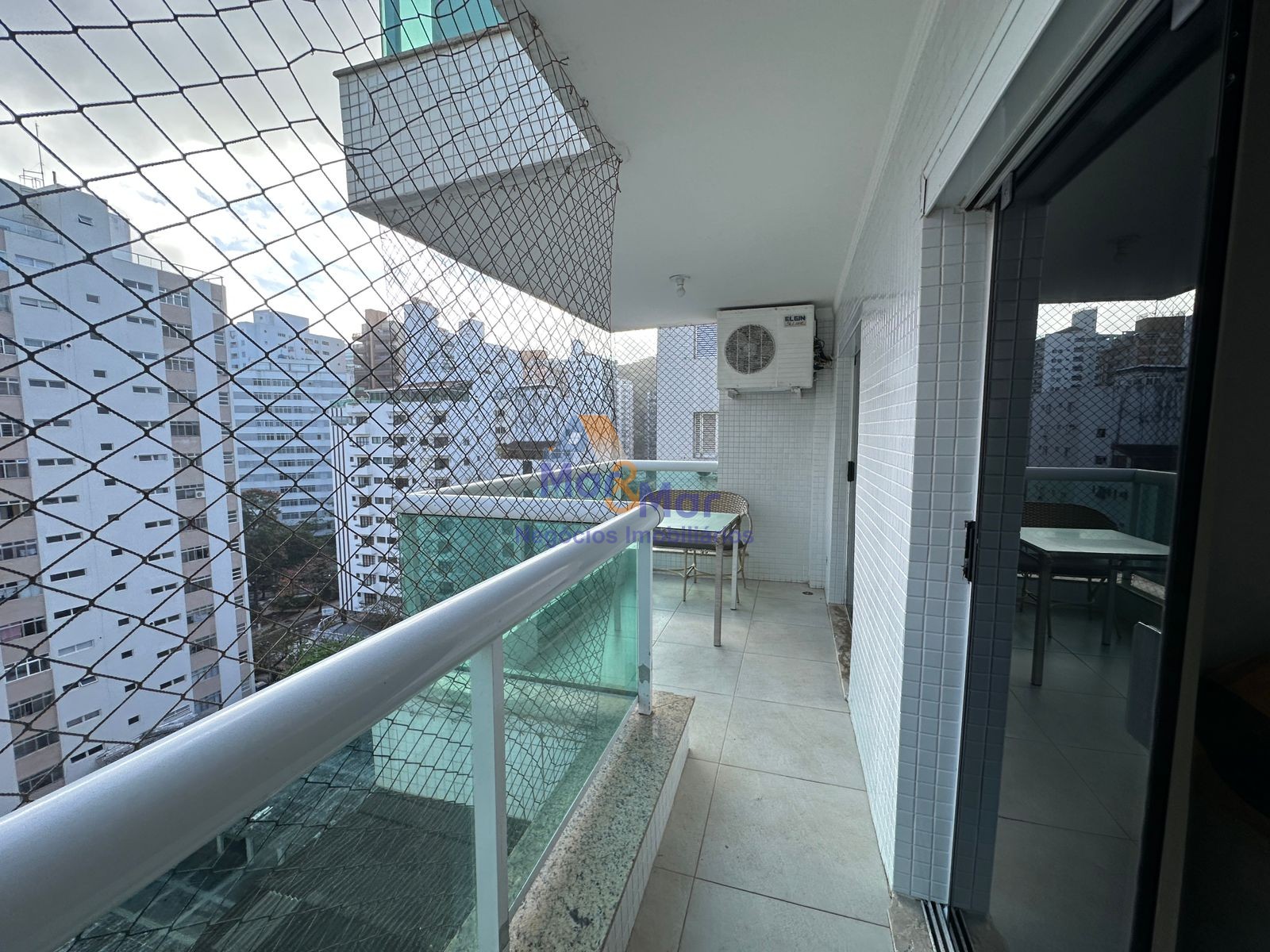 Apartamento na Praia das Pitangueiras, Guarujá - SP