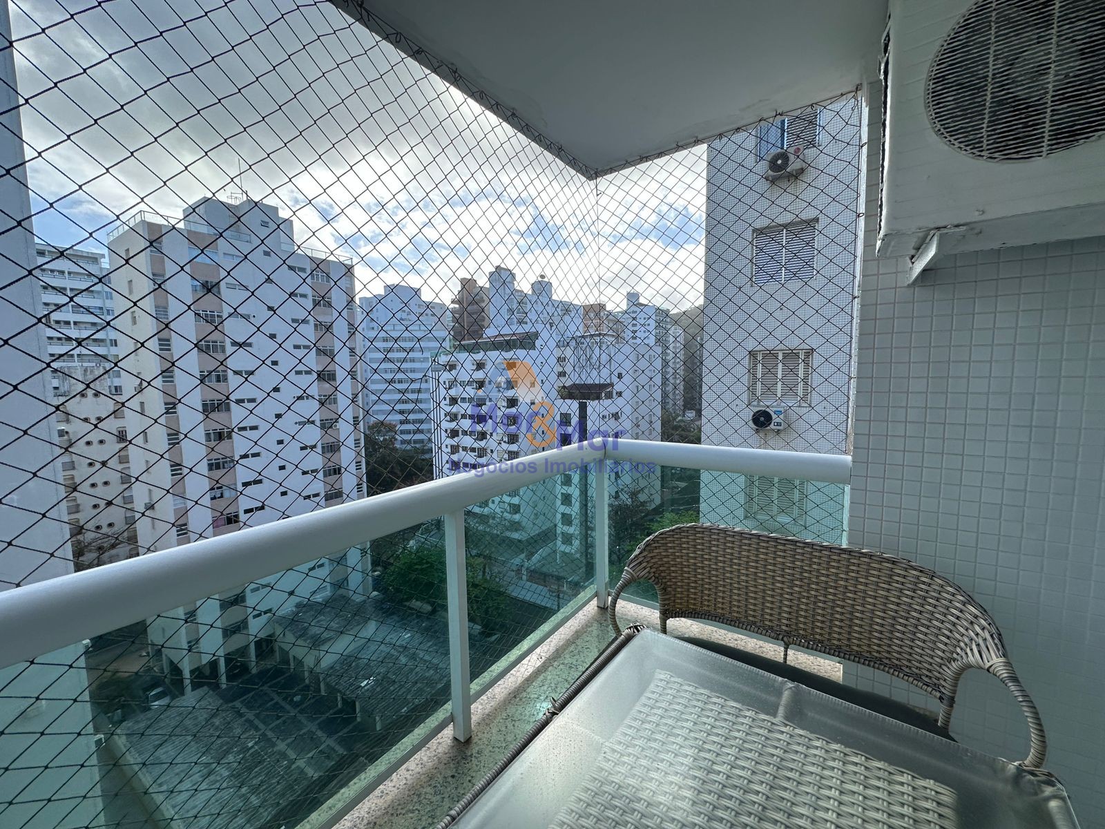 Apartamento na Praia das Pitangueiras, Guarujá - SP