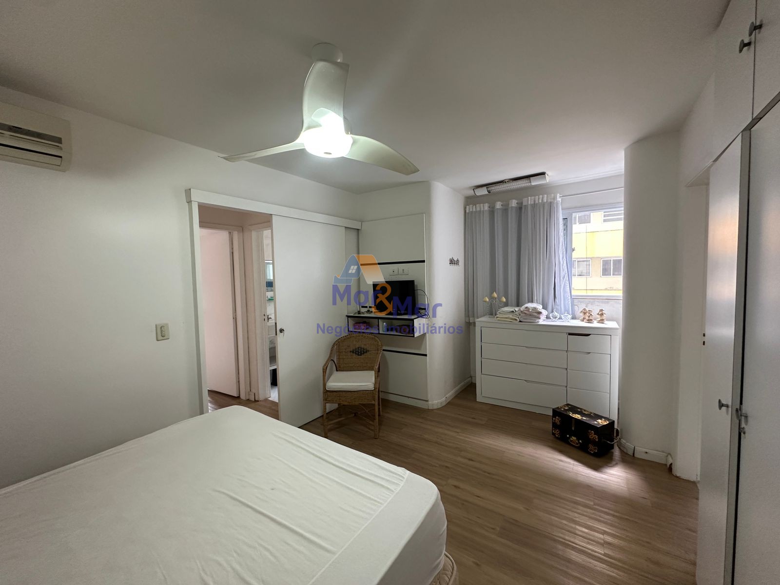 Apartamento na Praia das Pitangueiras, Guarujá - SP