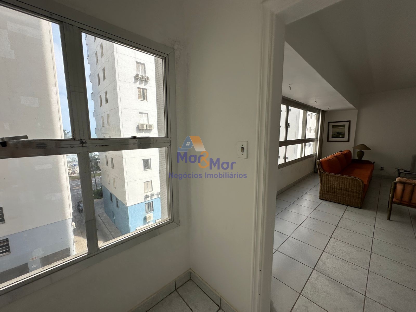 Apartamento na Praia das Pitangueiras, Guarujá - SP