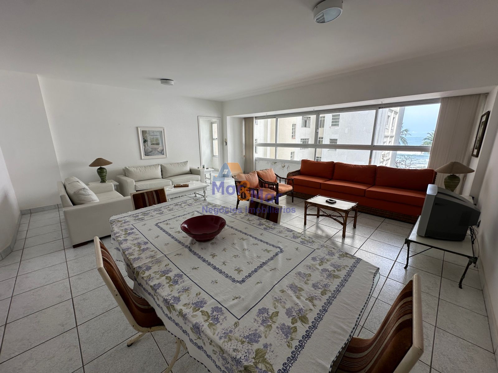 Apartamento na Praia das Pitangueiras, Guarujá - SP