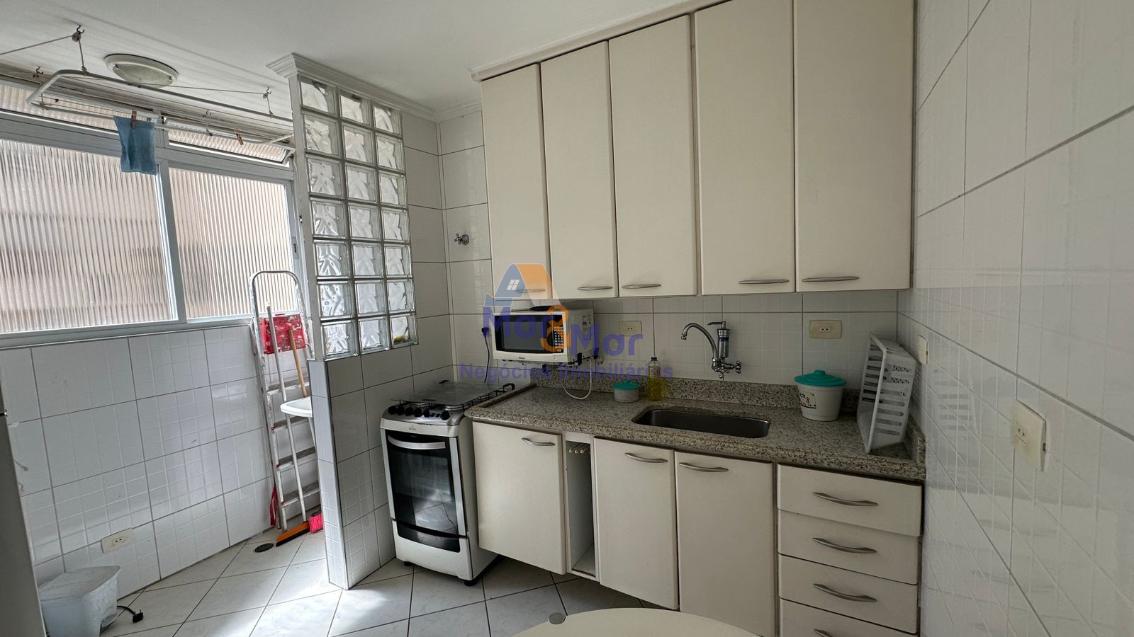 Apartamento na Praia das Pitangueiras, Guarujá - SP