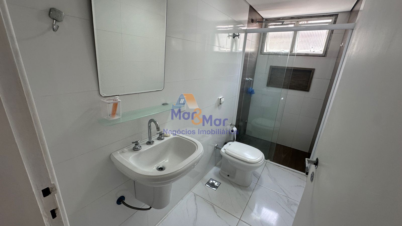 Apartamento na Praia das Pitangueiras, Guarujá - SP
