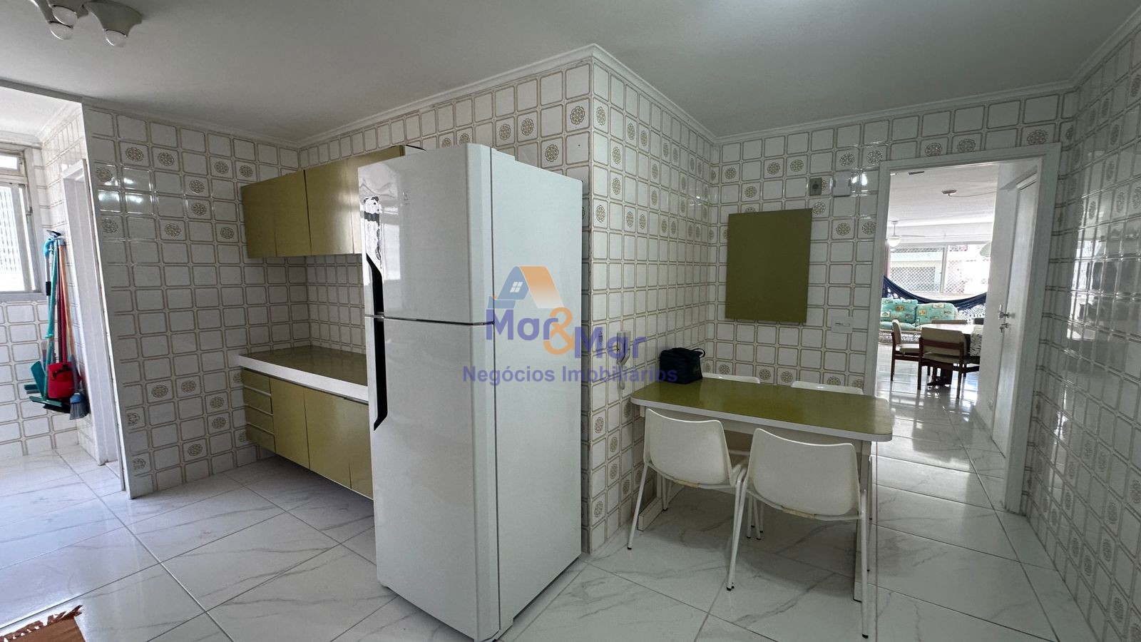 Apartamento na Praia das Pitangueiras, Guarujá - SP
