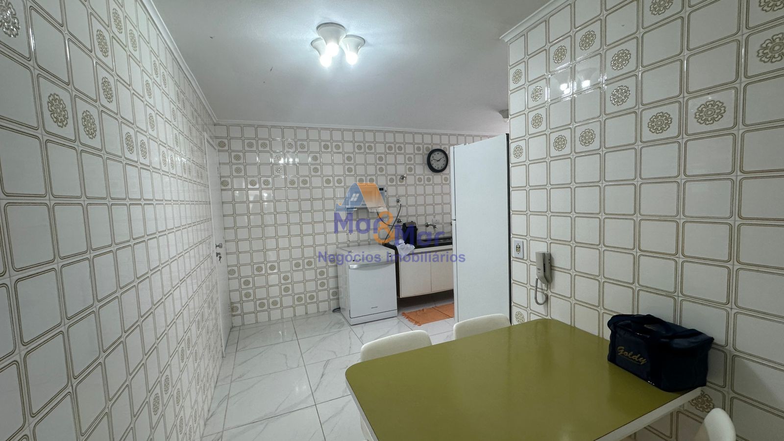 Apartamento na Praia das Pitangueiras, Guarujá - SP