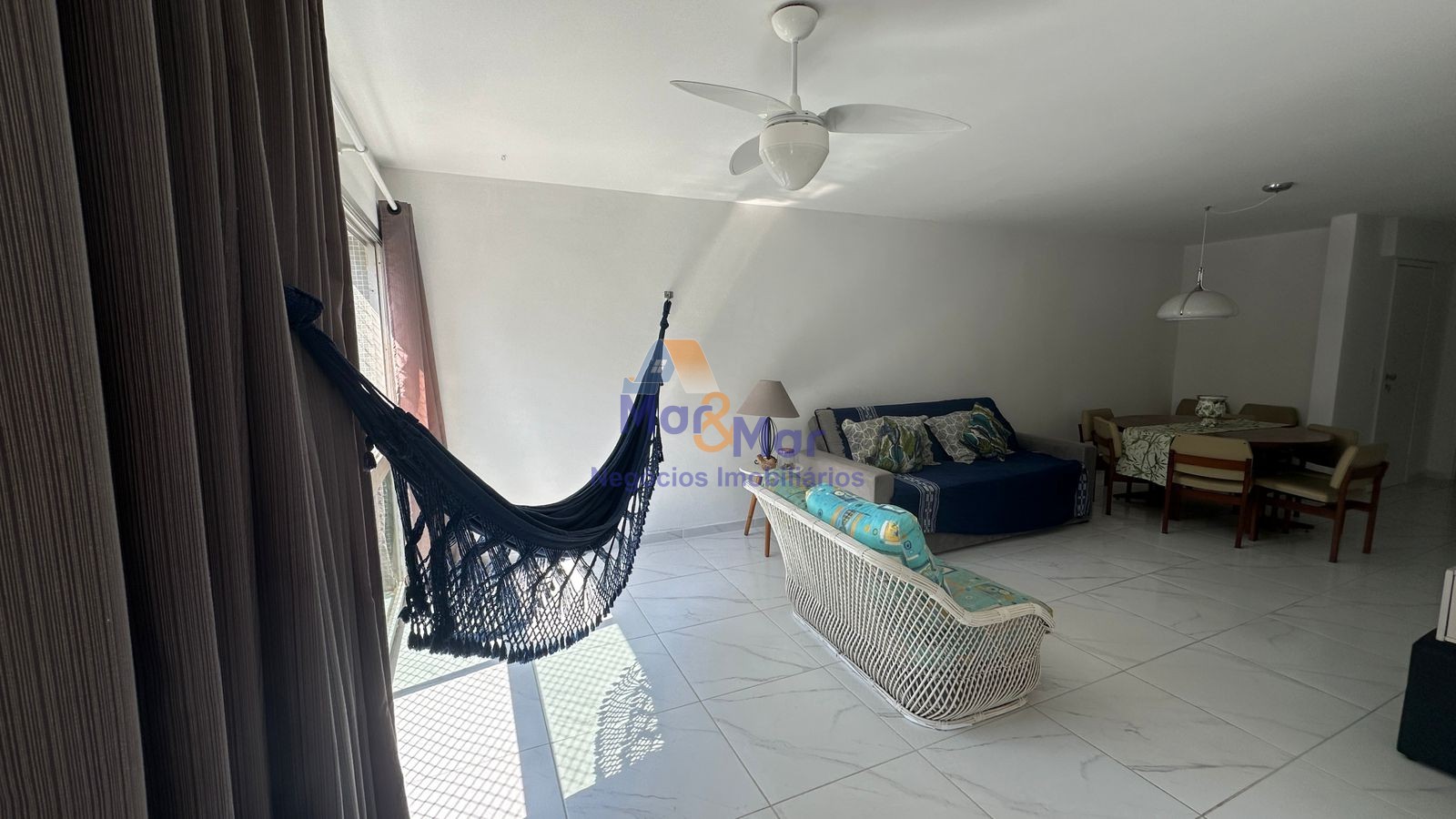 Apartamento na Praia das Pitangueiras, Guarujá - SP