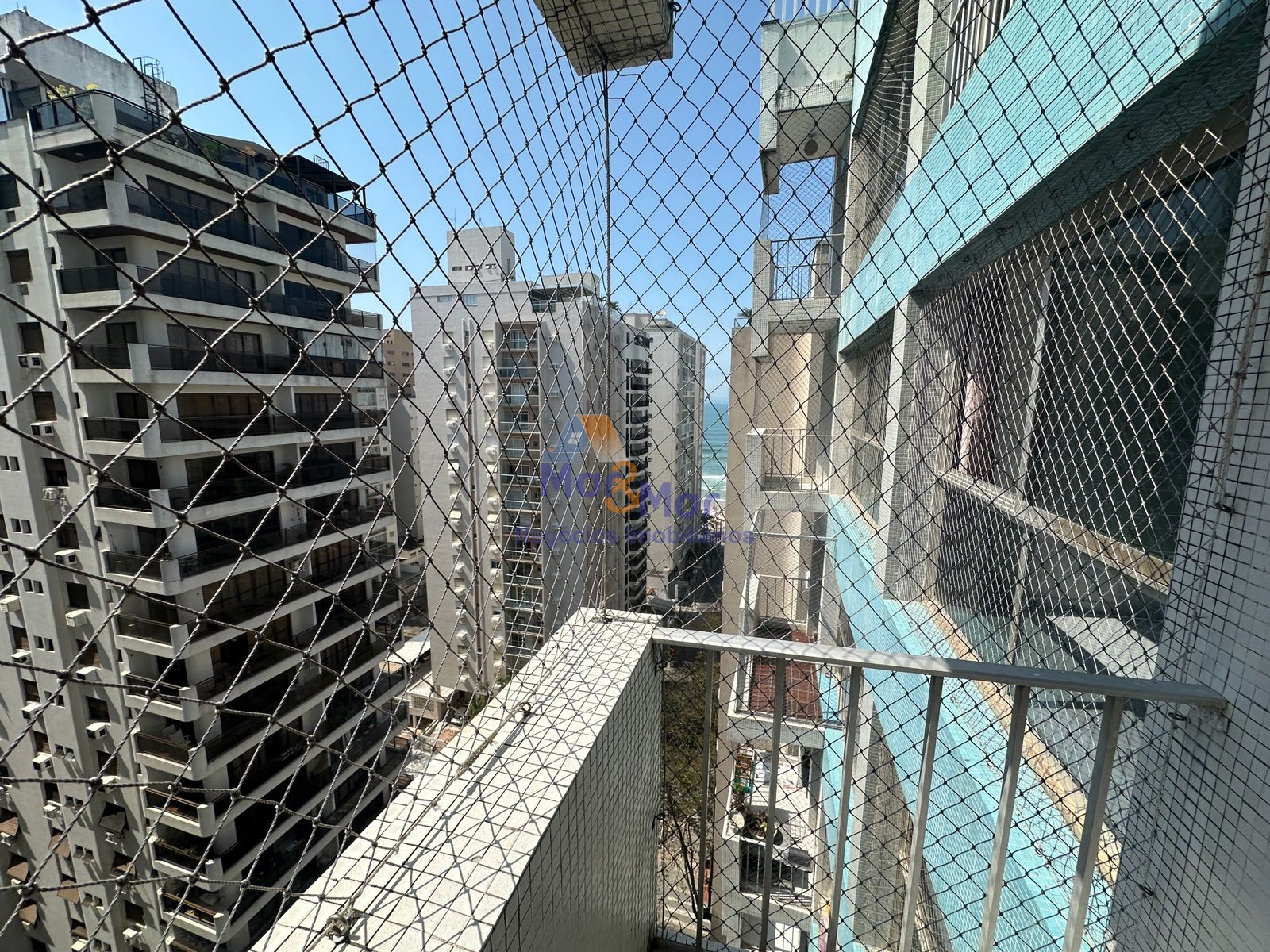 Apartamento na Praia das Pitangueiras, Guarujá - SP