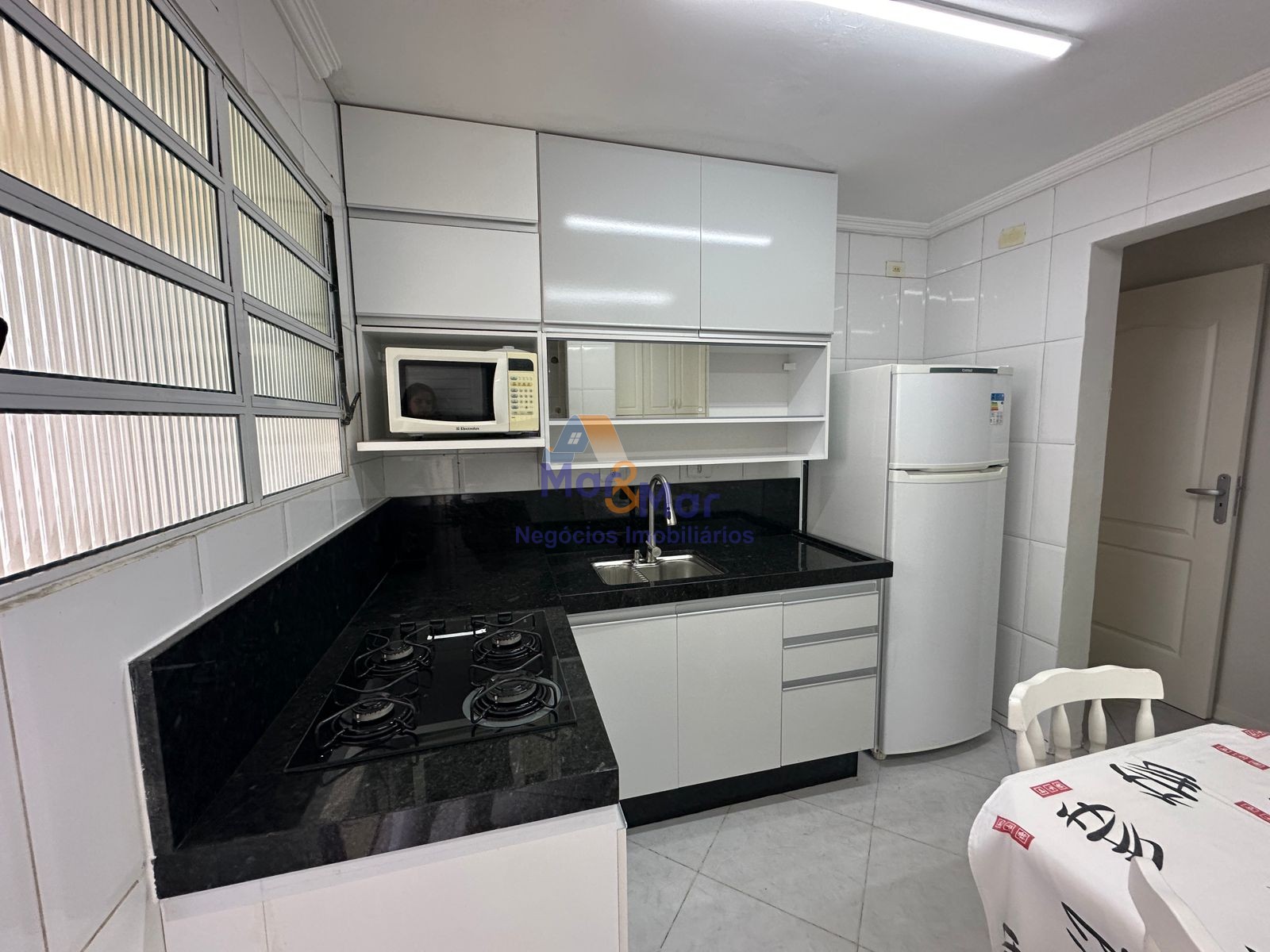 Apartamento na Praia das Pitangueiras, Guarujá - SP