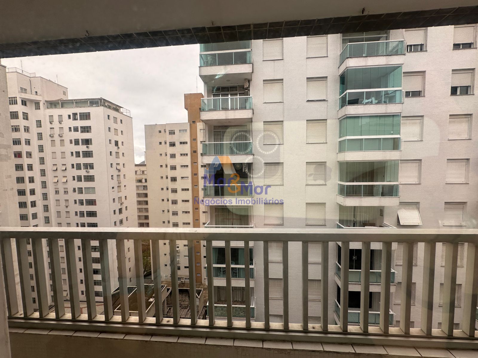 Apartamento na Praia das Pitangueiras, Guarujá - SP