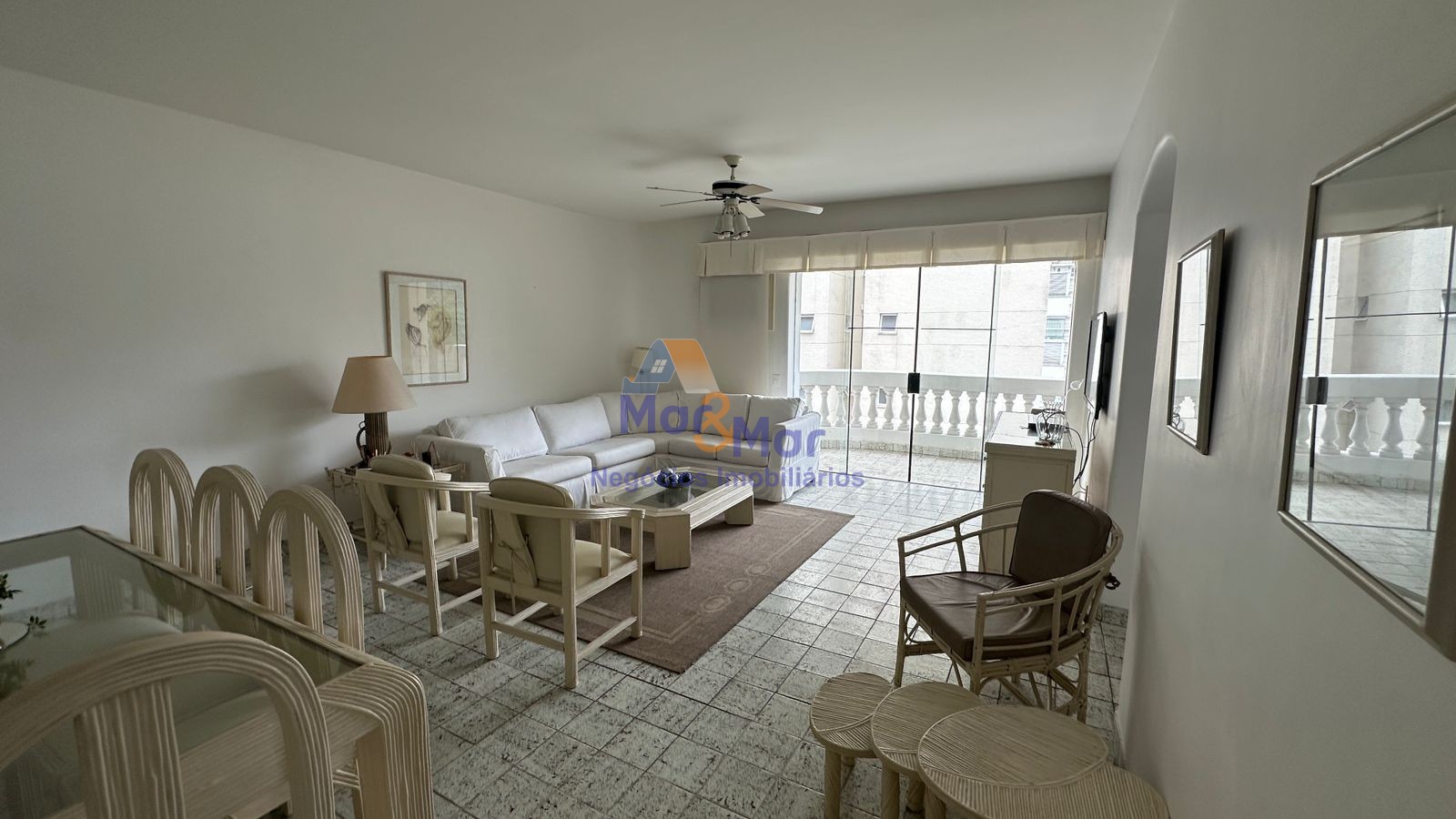 Apartamento na Praia das Pitangueiras, Guarujá - SP