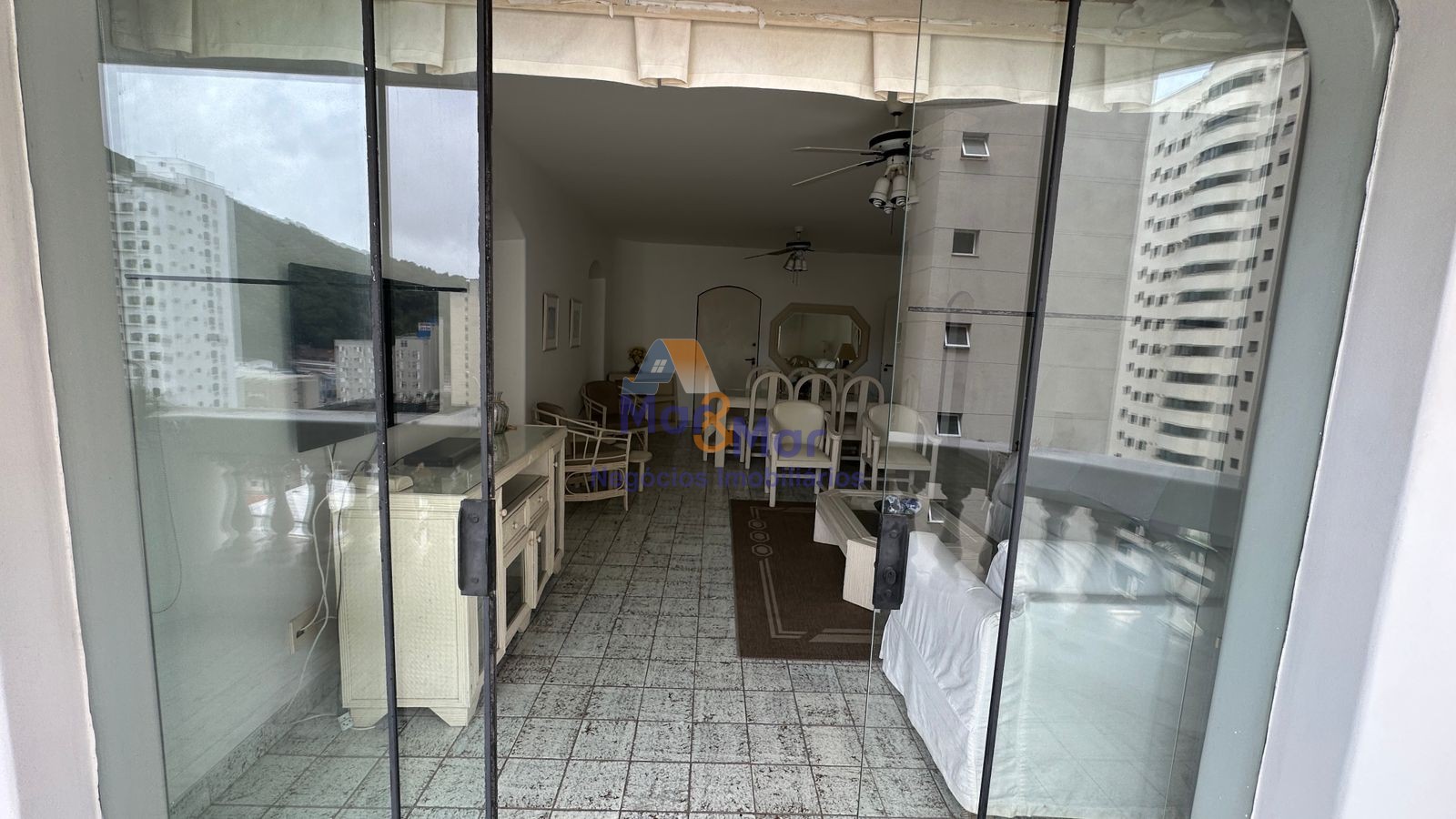 Apartamento na Praia das Pitangueiras, Guarujá - SP