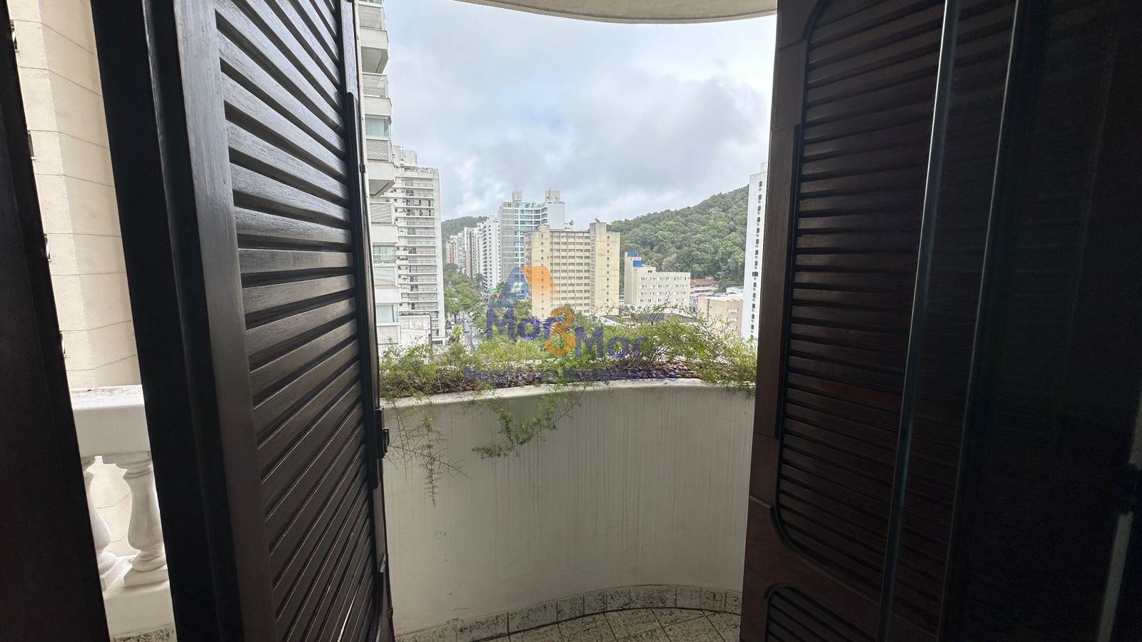 Apartamento na Praia das Pitangueiras, Guarujá - SP