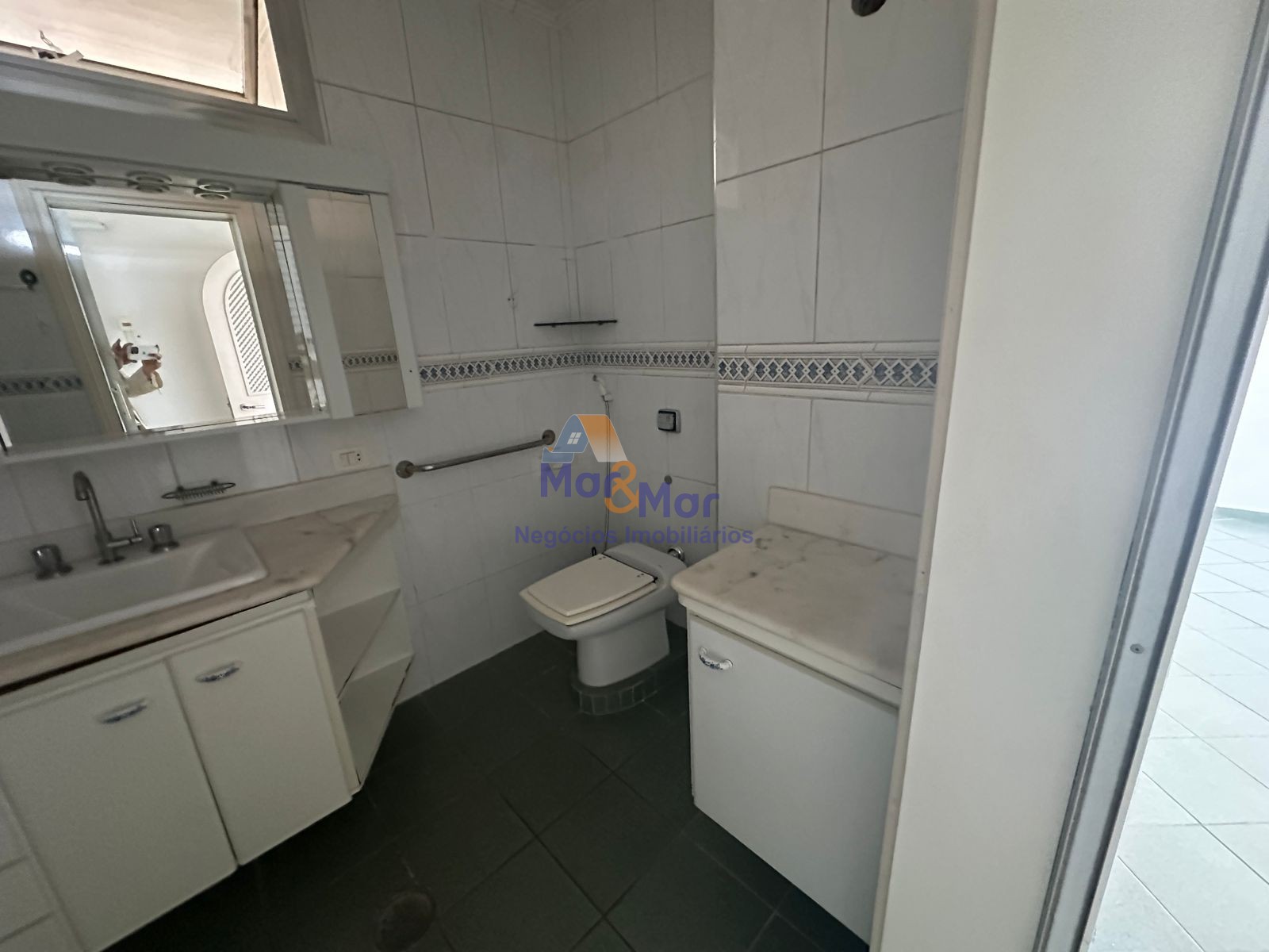 Apartamento na Praia das Pitangueiras, Guarujá - SP