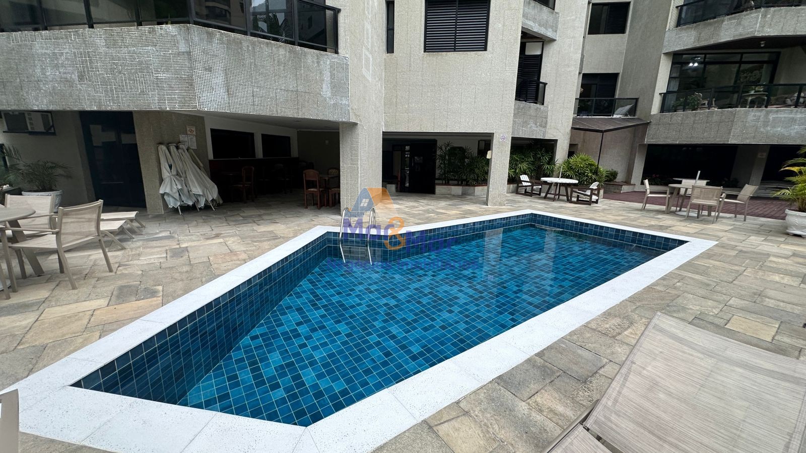 Apartamento na Praia das Pitangueiras, Guarujá - SP