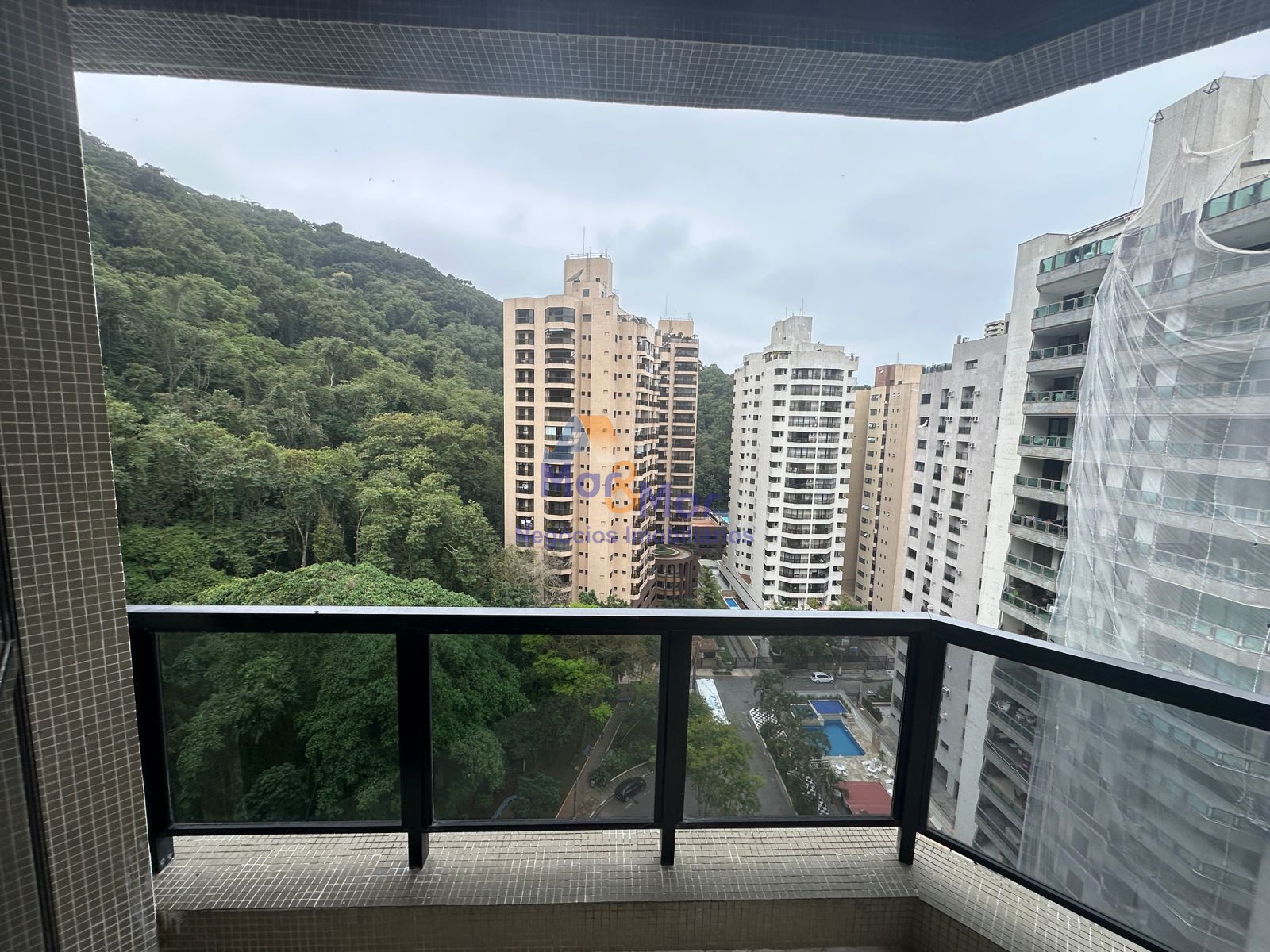 Apartamento na Praia das Pitangueiras, Guarujá - SP