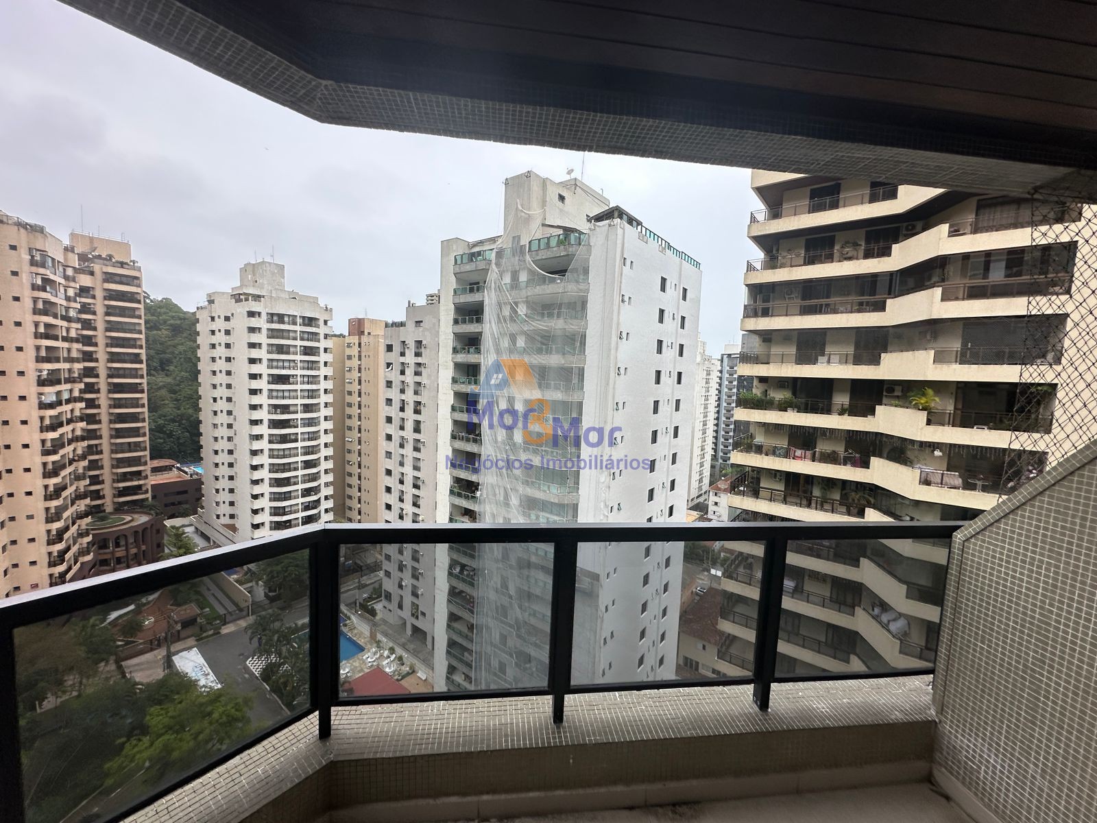 Apartamento na Praia das Pitangueiras, Guarujá - SP