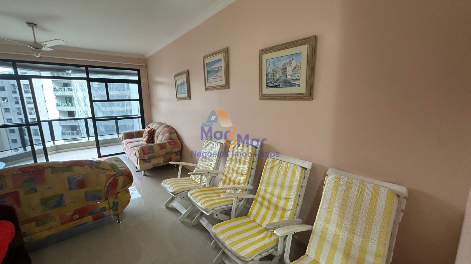 Apartamento na Praia das Pitangueiras, Guarujá - SP