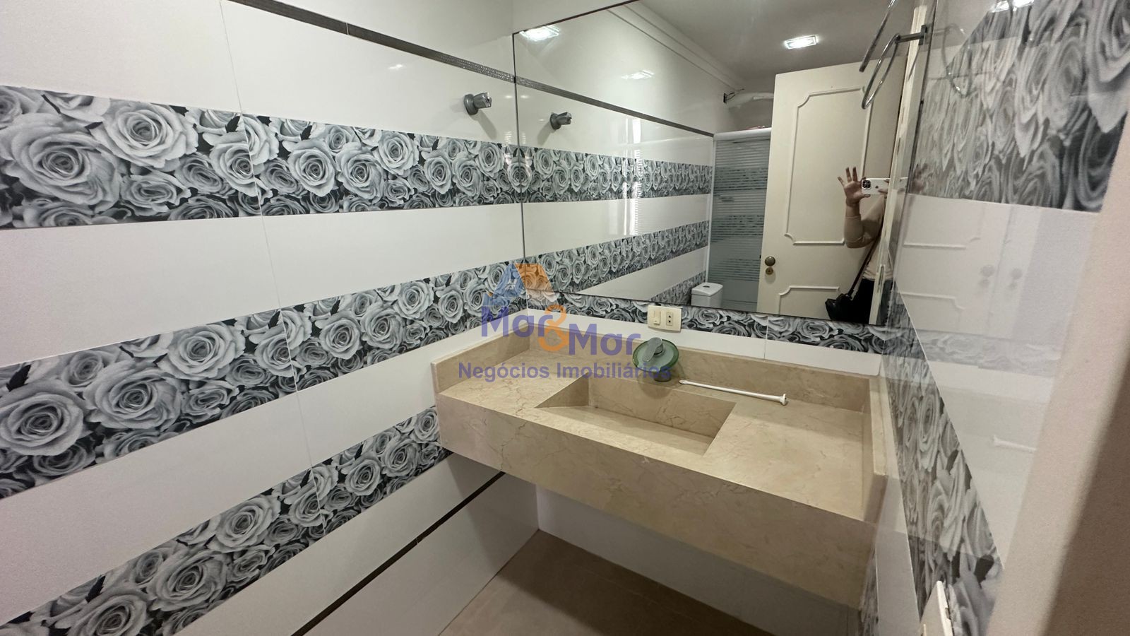 Apartamento na Praia das Pitangueiras, Guarujá - SP