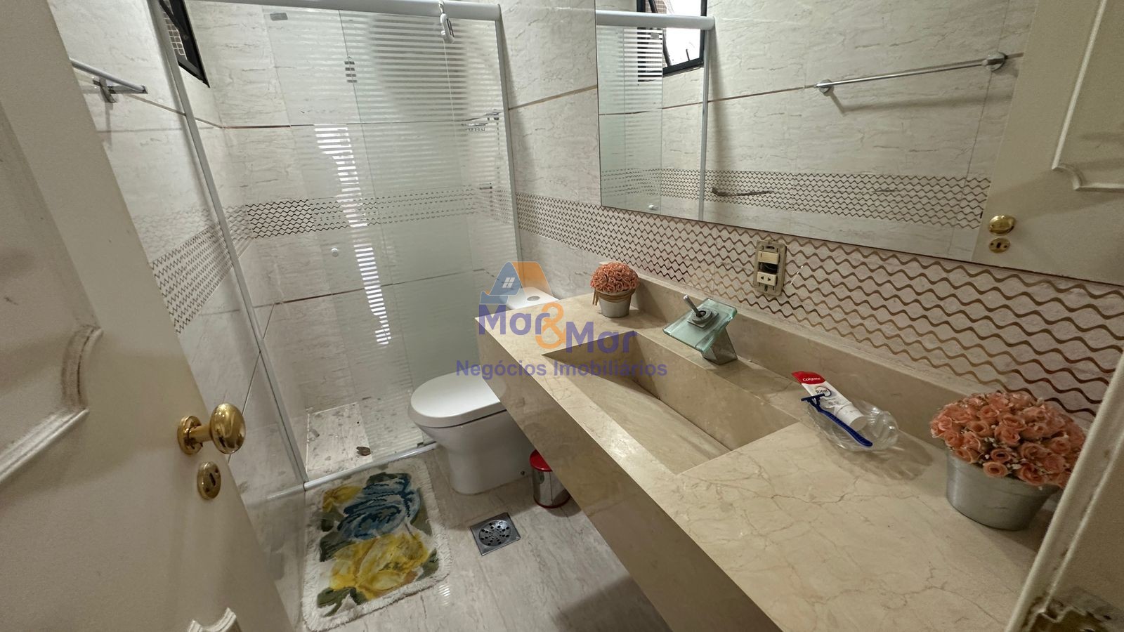 Apartamento na Praia das Pitangueiras, Guarujá - SP
