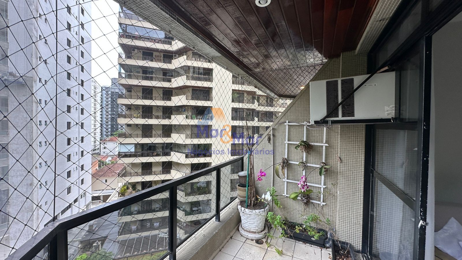 Apartamento na Praia das Pitangueiras, Guarujá - SP