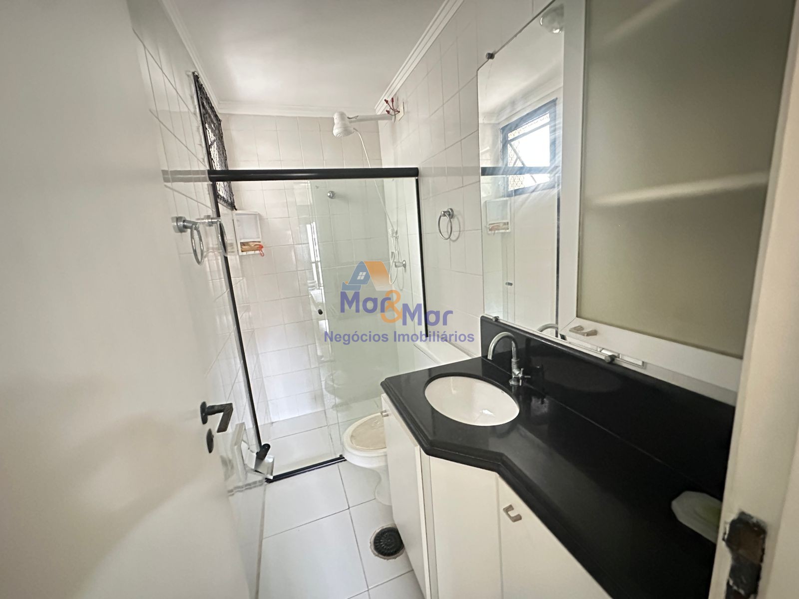 Apartamento na Praia das Pitangueiras, Guarujá - SP
