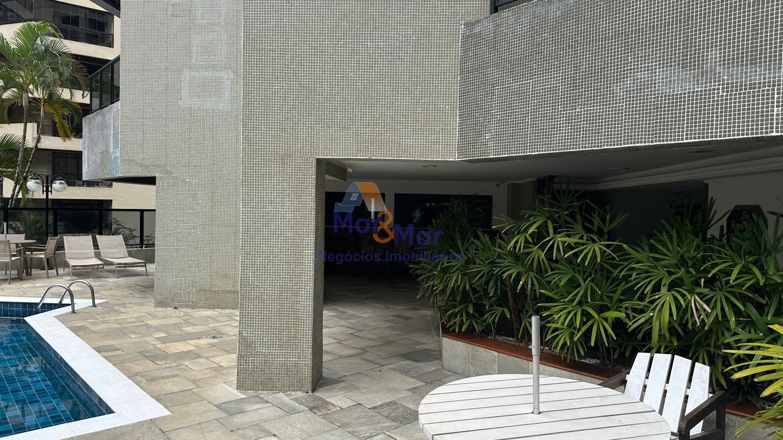 Apartamento na Praia das Pitangueiras, Guarujá - SP