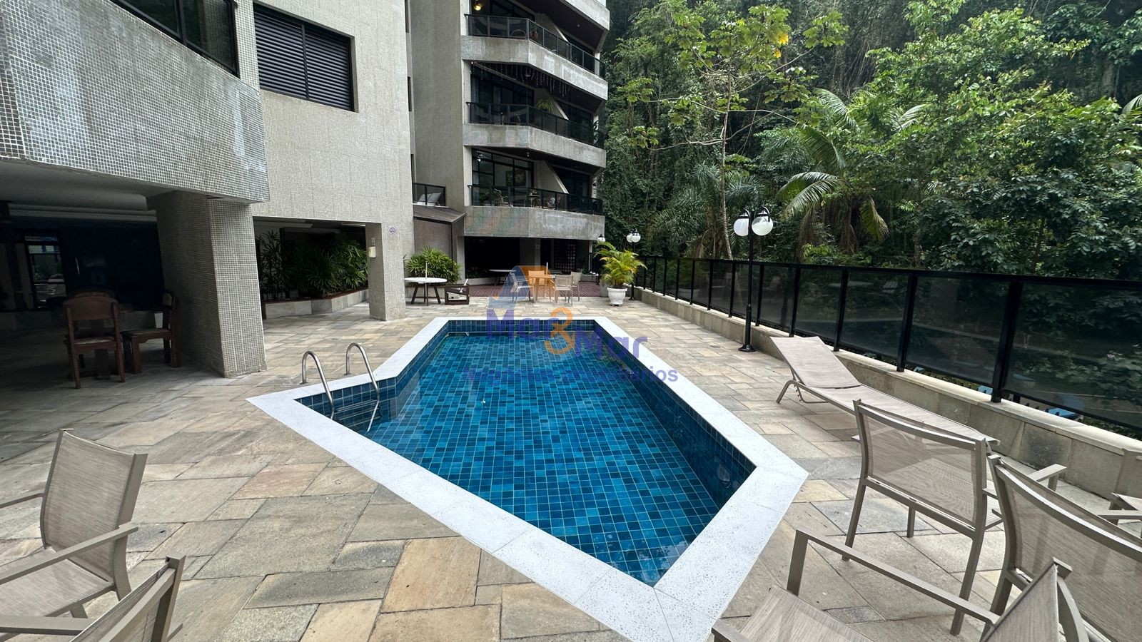 Apartamento na Praia das Pitangueiras, Guarujá - SP