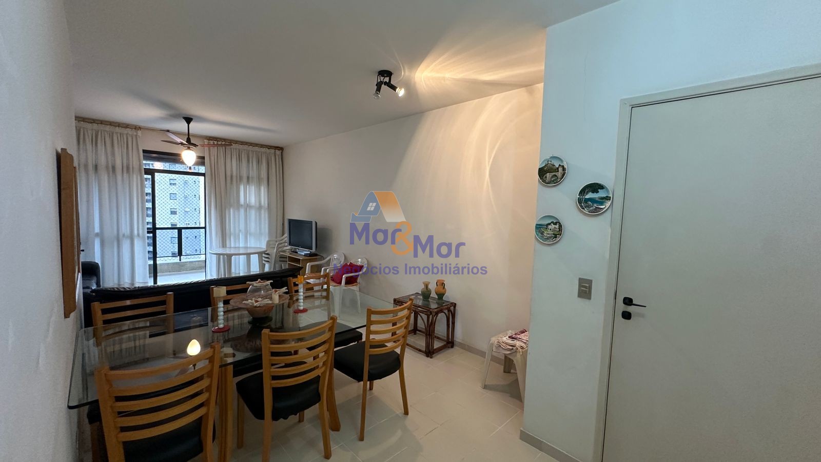 Apartamento na Praia das Pitangueiras, Guarujá - SP