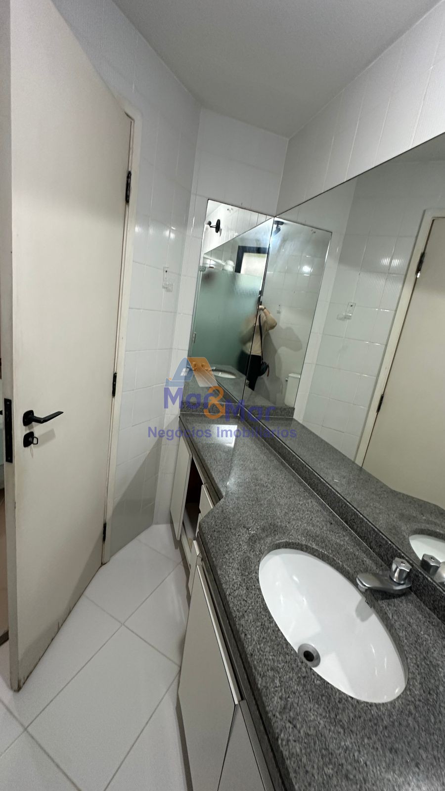 Apartamento na Praia das Pitangueiras, Guarujá - SP