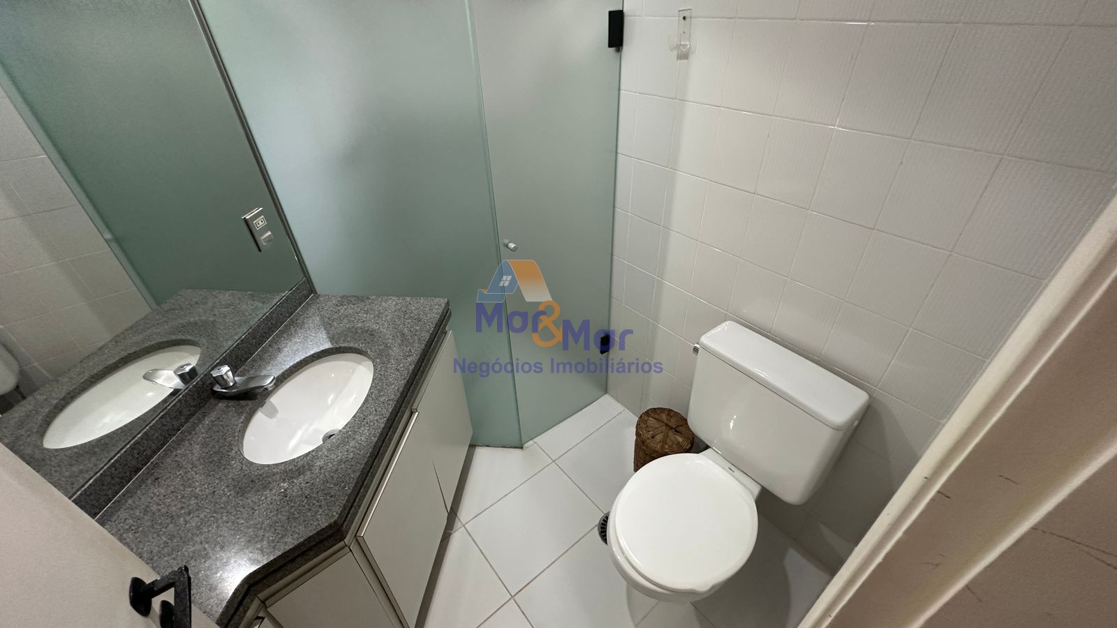 Apartamento na Praia das Pitangueiras, Guarujá - SP