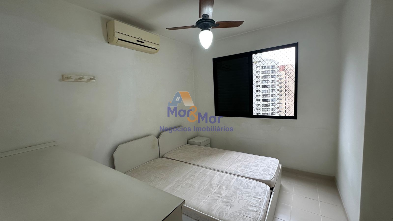 Apartamento na Praia das Pitangueiras, Guarujá - SP