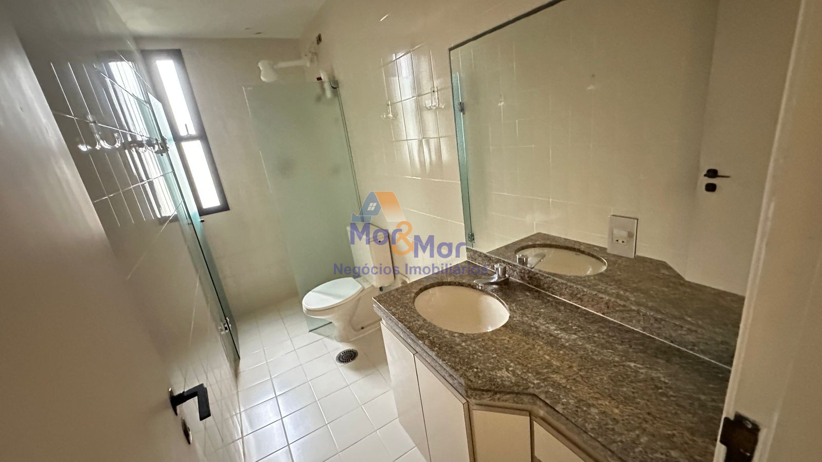 Apartamento na Praia das Pitangueiras, Guarujá - SP