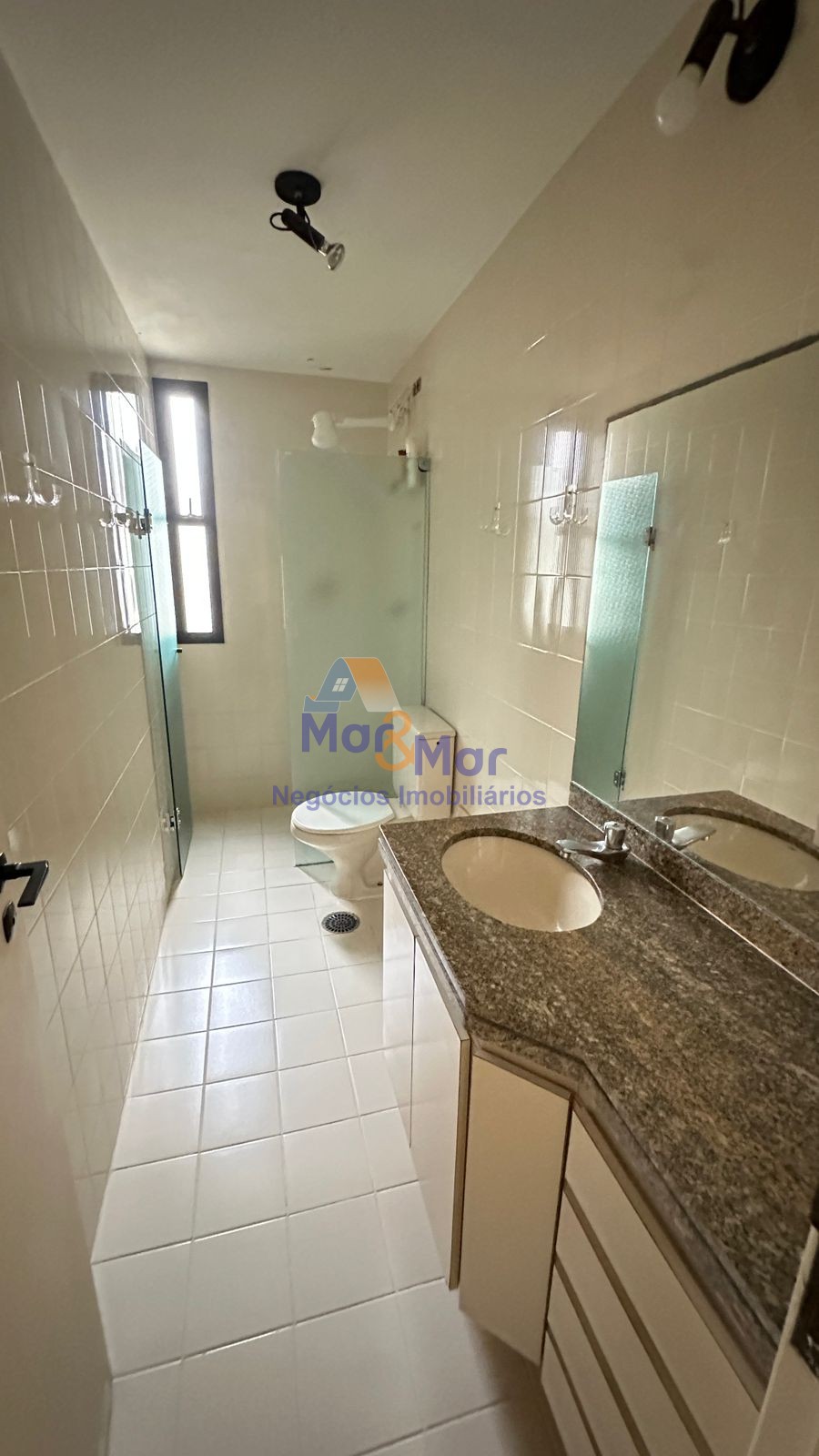 Apartamento na Praia das Pitangueiras, Guarujá - SP