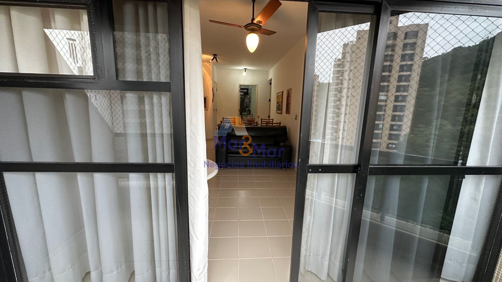 Apartamento na Praia das Pitangueiras, Guarujá - SP