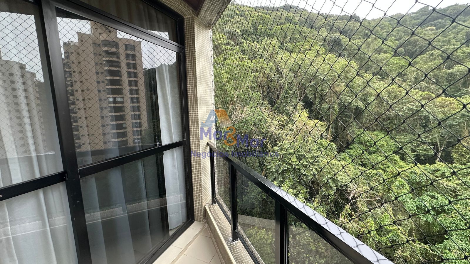 Apartamento na Praia das Pitangueiras, Guarujá - SP
