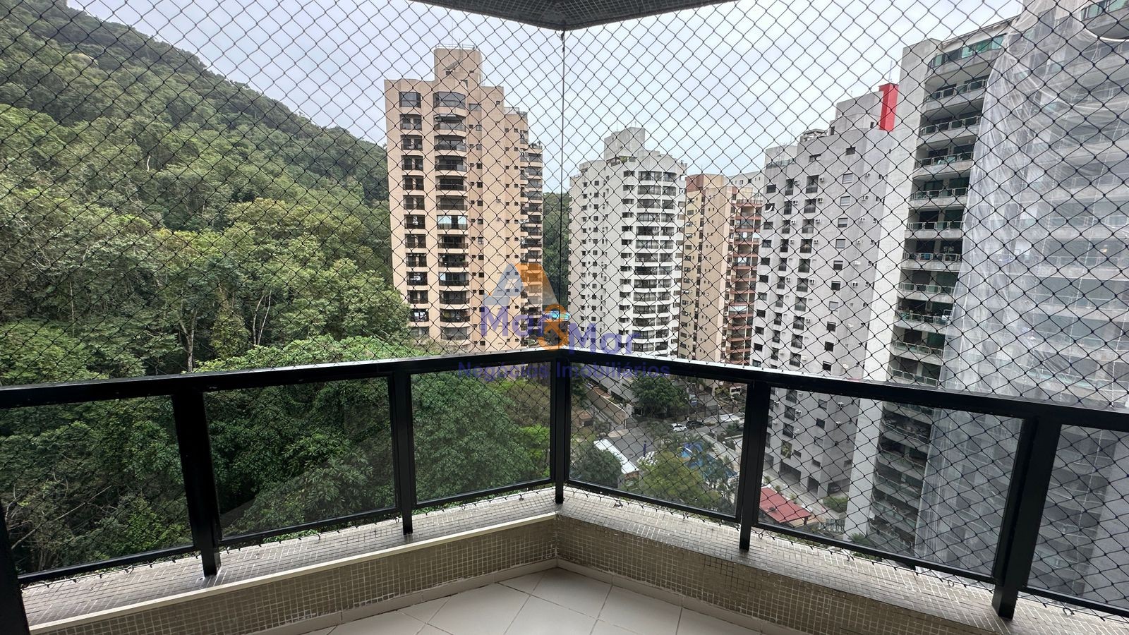 Apartamento na Praia das Pitangueiras, Guarujá - SP