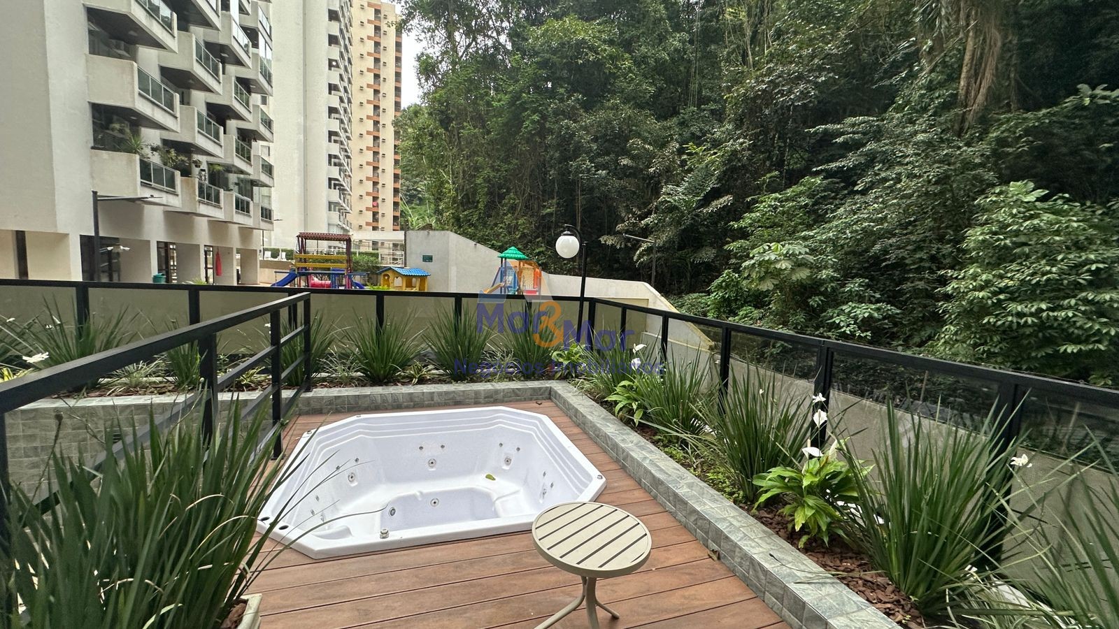 Apartamento na Praia das Pitangueiras, Guarujá - SP