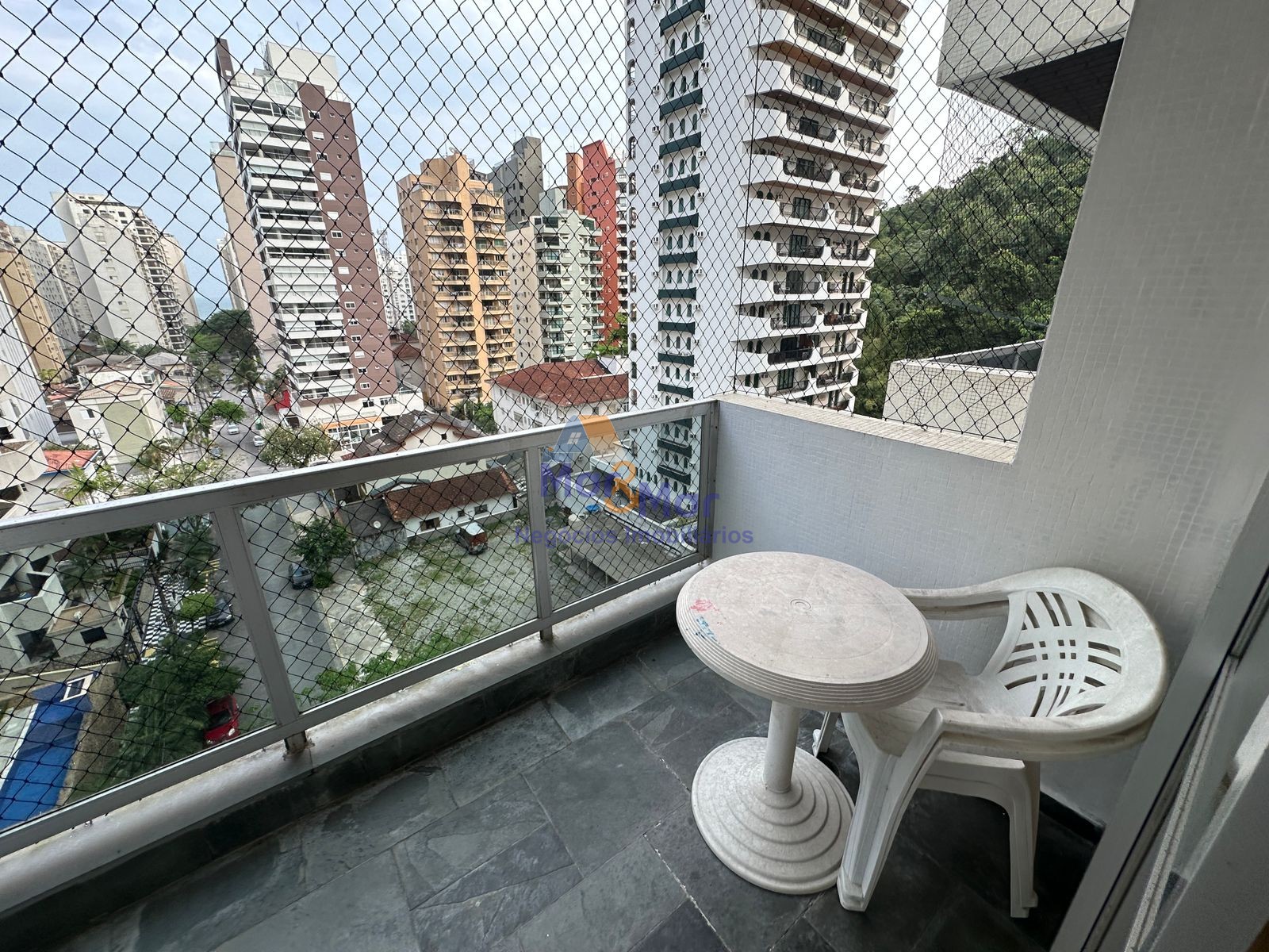 Apartamento na Praia das Pitangueiras, Guarujá - SP
