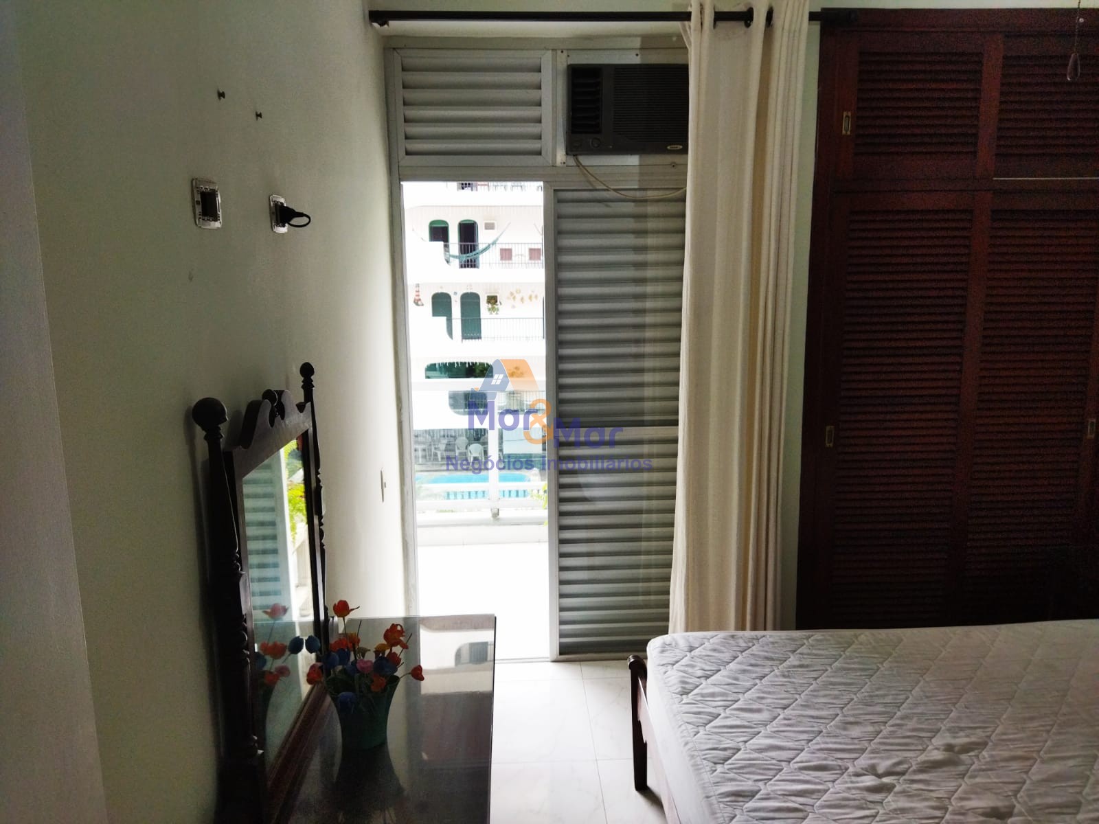 Apartamento na Praia das Pitangueiras, Guarujá - SP