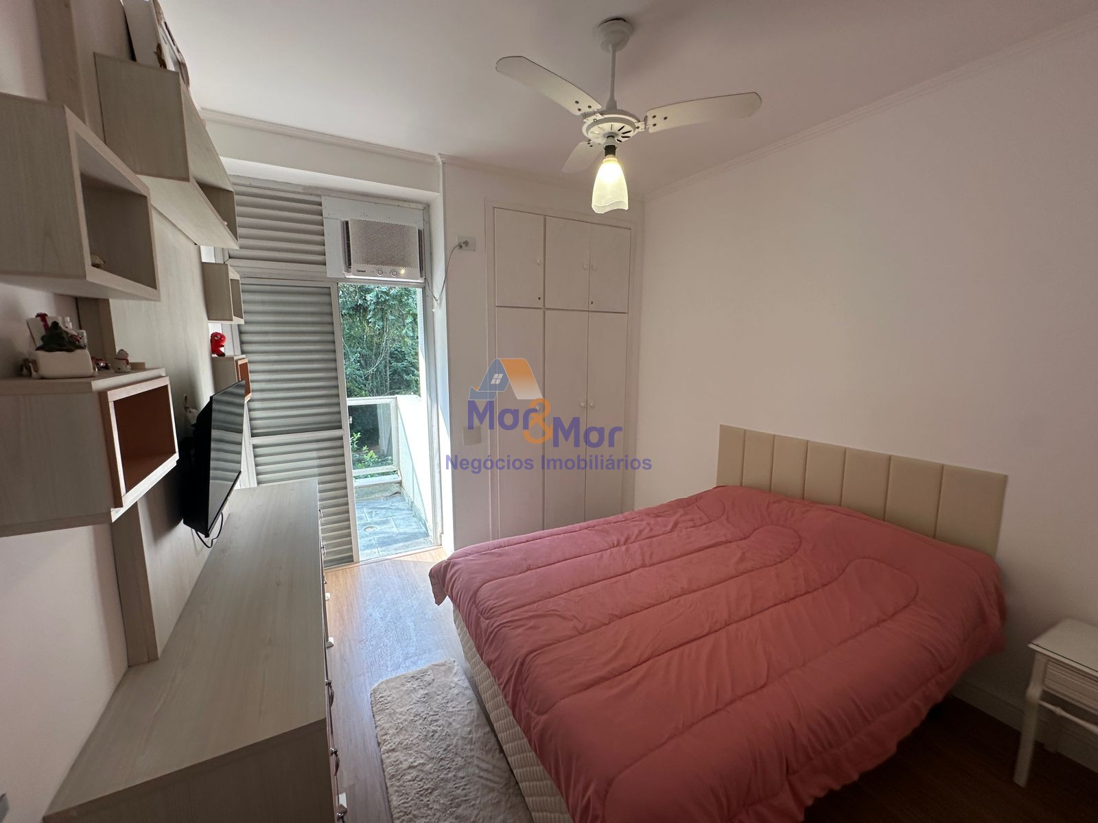 Apartamento na Praia das Pitangueiras, Guarujá - SP