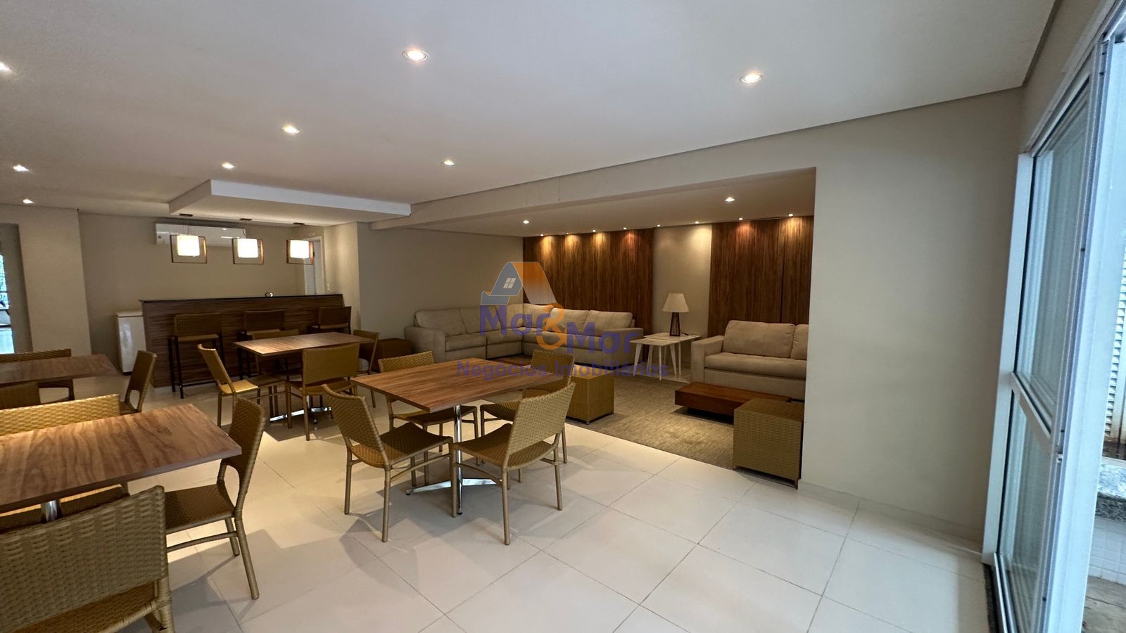 Apartamento na Praia das Pitangueiras, Guarujá - SP