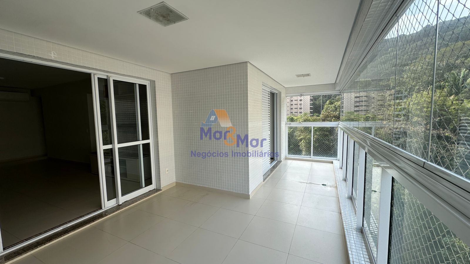 Apartamento na Praia das Pitangueiras, Guarujá - SP