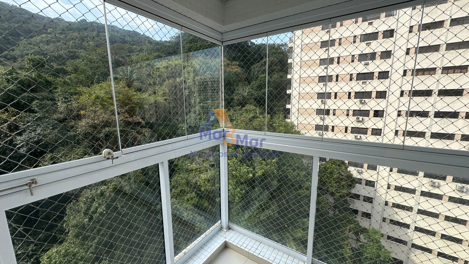 Apartamento na Praia das Pitangueiras, Guarujá - SP